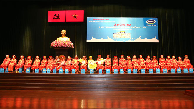 29 Cụ ông, Cụ bà thượng thọ trên 80 tuổi nhận quà và bảng danh dự từ Ban tổ chức và Vinamilk 