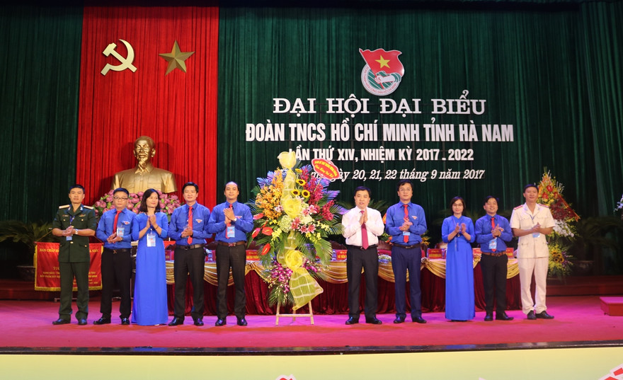 Bí thư thường trực T.Ư Đoàn Nguyễn Mạnh Dũng gửi hoa chúc mừng đại hội.