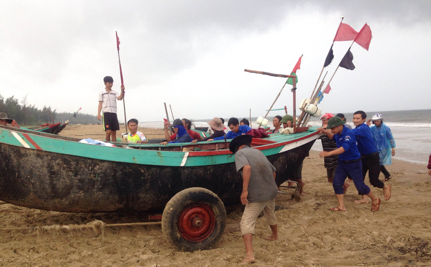 ĐVTN Tỉnh Đoàn Hà Tĩnh tình nguyện giúp dân di chuyển thuyền tránh bão. 