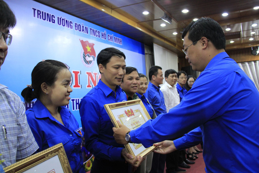 Bí thư Thứ nhất T.Ư Đoàn Lê Quốc Phong trao bằng khen cho các tập thể có thành tích xuất sắc trong triển khai chiến dịch tình nguyện hè 2017 