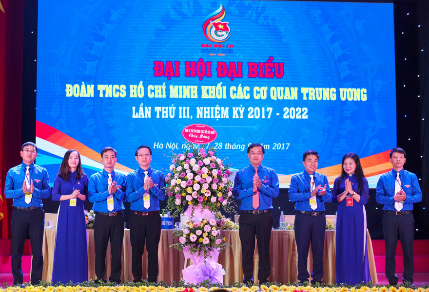 Anh Lê Quốc Phong - Ủy viên Dự khuyết T.Ư Đảng, Bí thư thứ nhất T.Ư Đoàn tặng hoa chức mừng Đại hội Đoàn Khối các cơ quan T.Ư