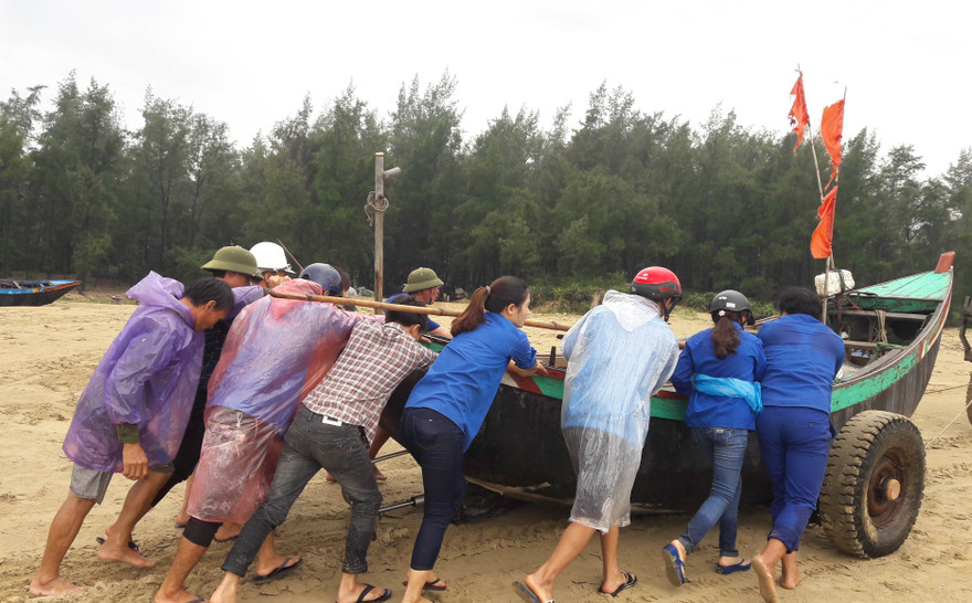 ĐVTN giúp đỡ nhân dân Thạch Lạc, Thạch Hội (Thạch Hà) neo đậu thuyền.