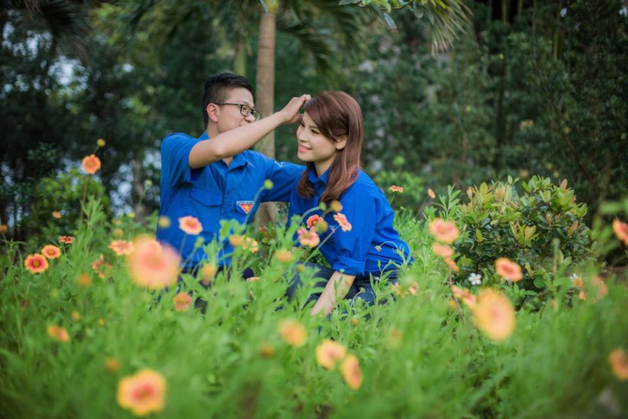 Độc đáo bộ ảnh cưới với áo Đoàn thanh niên 