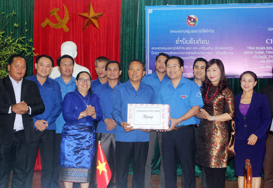 Bí thư Tỉnh Đoàn Hà Tĩnh Nguyễn Thế Hoàn tặng quà đoàn công tác Tỉnh Đoàn Bôlykhămxay.
