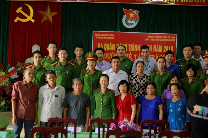 Đoàn tình nguyện chụp ảnh lưu niệm cùng đại diện các hộ gia đình nhận các sinh viên trong lễ ra quân