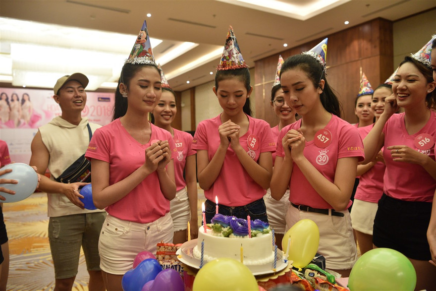 HHVN 2018: Bất ngờ với Bánh gạo Tê tê mừng sinh nhật các thí sinh