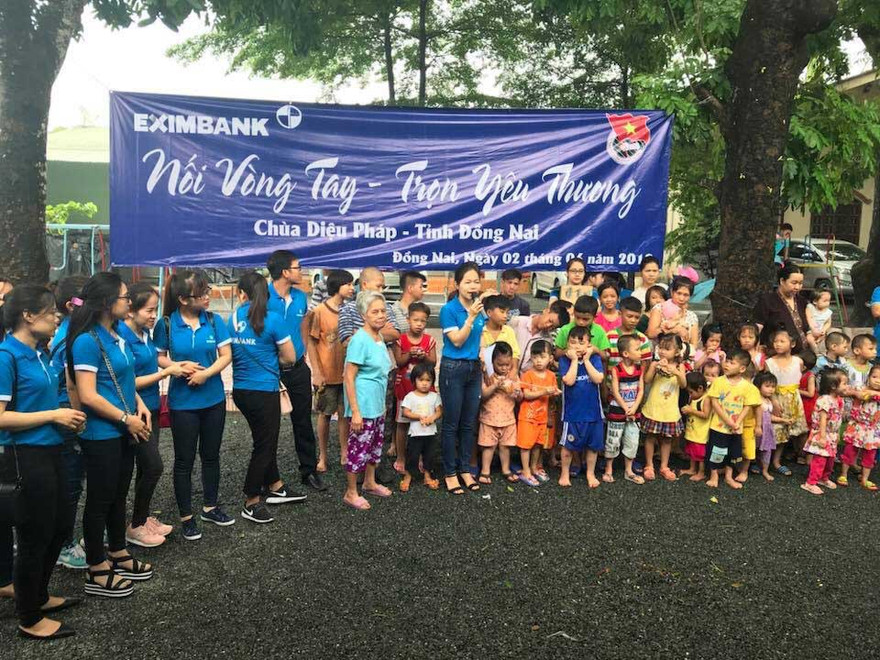 Đại diện Eximbank cùng các CBNV Eximbank tặng quà và tổ chức các hoạt động vui chơi với các em tại đây.