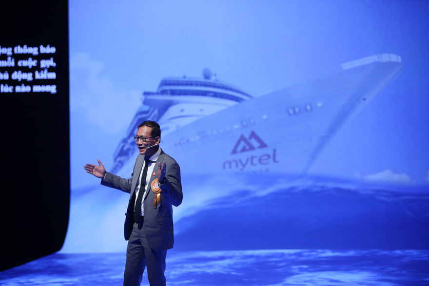 Zaw Min Oo - Phó giám đốc đối ngoại của Mytel, người thực hiện bài giới thiệu được gọi đùa là “Steve Jobs của Myanmar