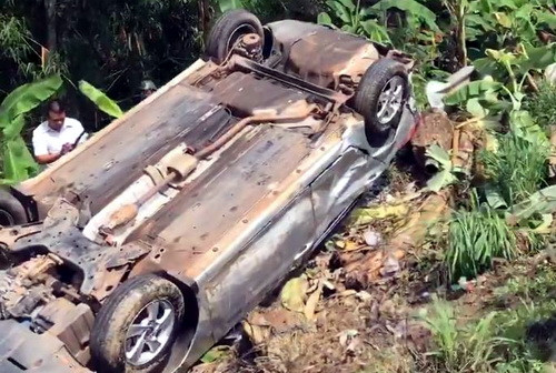 Xe 7 chỗ lật ngửa, tài xế kẹt cứng bên trong . Ảnh: Thái Hà.