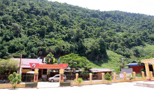  Dãy núi phía sau UBND xã Suối Bàng có rất nhiều hang động có quan tài cổ