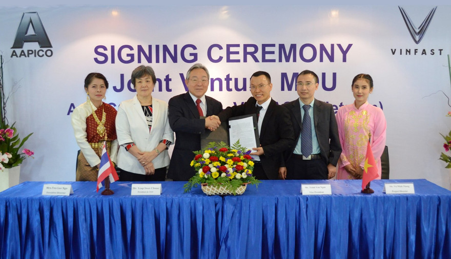 Lãnh đạo VINFAST và lãnh đạo AAPICO ký kết biên bản ghi nhớ về việc thành lập liên doanh.