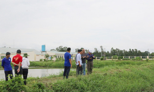 Nhóm chuyên gia nghiên cứu Israel và cán bộ chuyên môn Sao Mai đi khảo sát thực tế tại Trung tâm giống thuỷ sản An Giang
