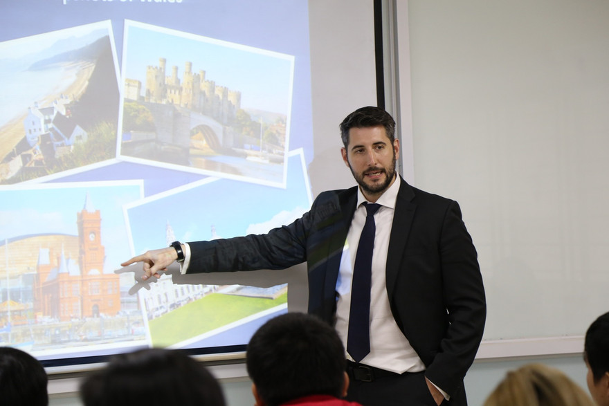 Hơn 50% thời lượng học tập và thực hành tại UEF sử dụng tiếng Anh