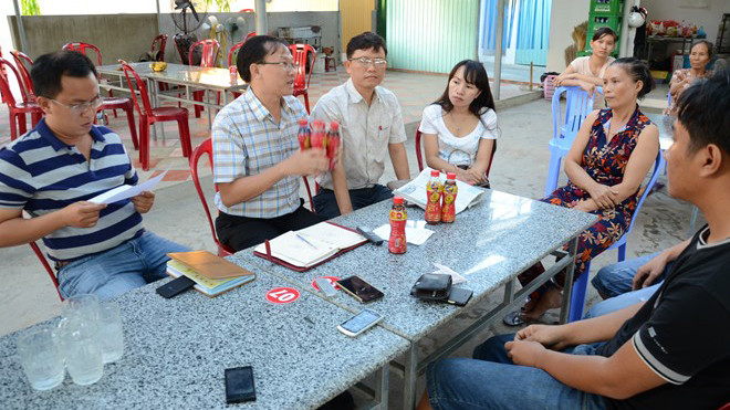 Đại diện nhà sản xuất THP giải thích với khách hàng về sản phẩm bị làm giả