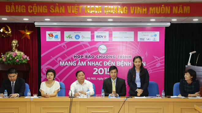 Bà Ngô Giáng Hương phát trả lời báo chí tại cuộc họp báo