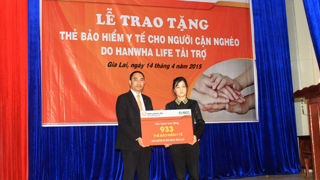 Ông Bùi Văn Huấn – Giám đốc phát triển kinh doanh Hanwha Life Việt Nam tại Gia Lai trao thẻ bảo hiểm y tế cho bà Nguyễn Thị Minh Tâm – Phó GĐ Sở Lao Động Thương binh xã hội tỉnh Gia Lai.