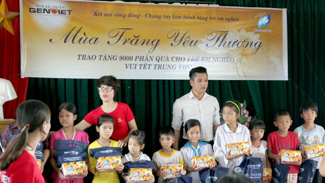 Những chiếc bánh nướng bánh dẻo được làm từ tay của các tình nguyện viên