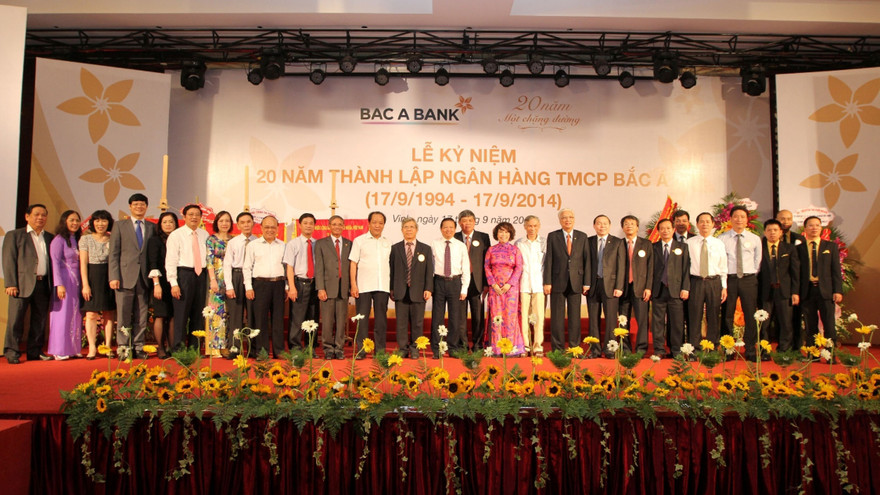 Các vị quan khách chụp ảnh lưu niệm cùng lãnh đạo Ngân hàng Bắc Á