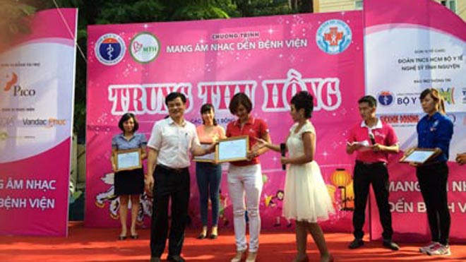 Đại diện Pico nhận thư cảm ơn từ Ông Phạm Nhật An – Phó GĐ Viện nhi TW