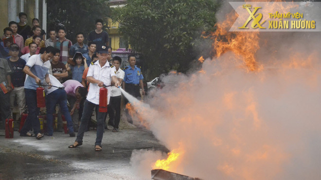 Thực hành sử dụng bình cứu hỏa dạng khí dập tắt đám cháy