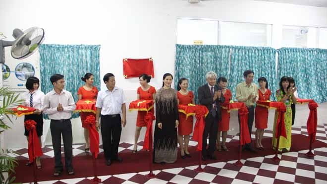 Các đại biểu cắt băng khánh thành Mô hình mẫu bếp ăn bán trú.