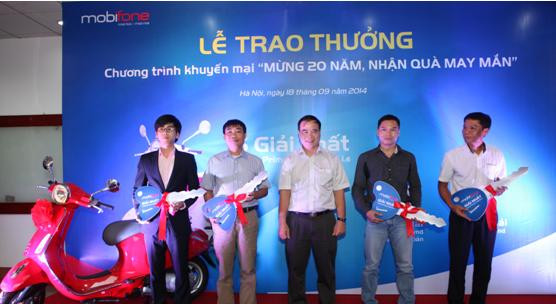 MobiFone trao thưởng xe máy Vespa Primavera cho khách hàng