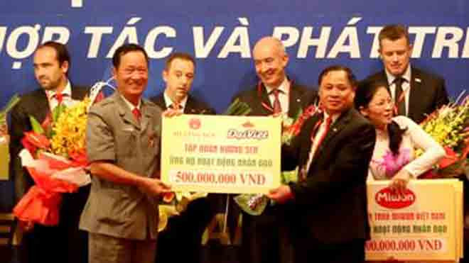 Anh hùng Lao động, Nghệ nhân Trần Văn Sen, Chủ tịch, TGĐ Tập đoàn Hương Sen trao từ thiện cho đại diện Trung ương Hội Chữ Thập Đỏ VN