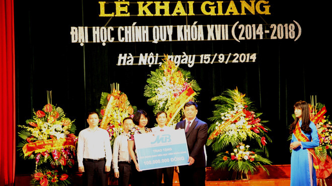 MB trao tặng học bổng cho sinh viên Học viện Ngân hàng