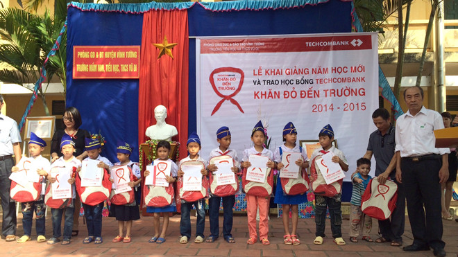 Techcombank dành tặng 1,8 tỷ đồng cho chương trình khăn đỏ đến trường 2014 