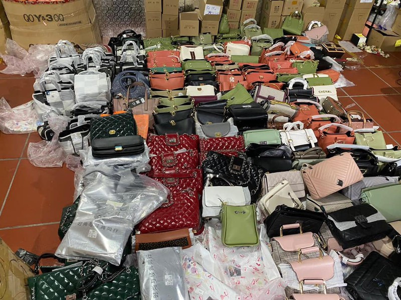 Hàng loạt mặt hàng bên trong kho bị cơ quan chức năng thu giữ.