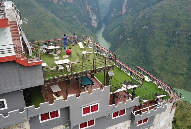 Công trình Panorama Mã Pì Lèng được cải tạo thành điểm dừng chân ngắm cảnh. Ảnh: HOÀNG DƯƠNG