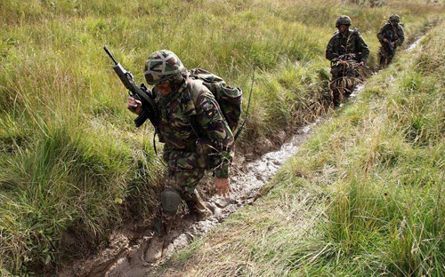 Lính Anh luyện tập hành quân trong chương trình huấn luyện đặc nhiệm SAS. Ảnh: Telegraph.