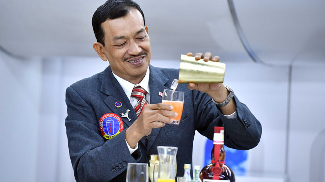 Ông Võ Tấn Sĩ, Chủ tịch Hội Bartender Sài Gòn, hội viên Hiệp hội Bartender Thế Giới pha cocktail trên chuyến bay của Vietnam Airlines.