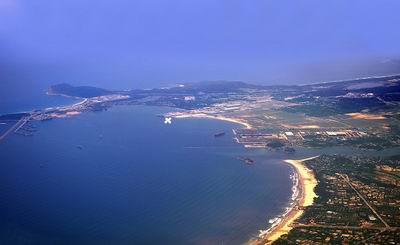 Vịnh Dung Quất - nơi tàu cổ đắm được phát hiện (đánh dấu x) - Ảnh: Nguoilambao.vn