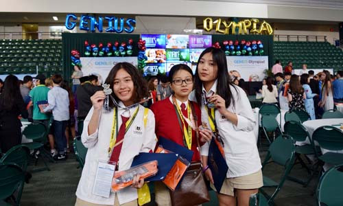 Mai Anh cùng những người bạn của mình tham dự vòng Chung kết GENIUS Olympiad tại New York, Mỹ. (Ảnh: Mai Anh đứng ngoài cùng bên trái)