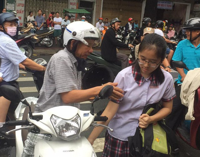 Thi vào lớp 10 là cuộc đua cực kỳ căng thẳng của học sinh ở TPHCM (Trong ảnh: Học sinh tham dự kỳ tuyển sinh vào lớp 10 năm 2018)