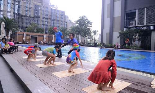 Các cư dân nhí khu đô thị Vinhomes Central Park (TP.HCM) đang háo hức tập những động tác trên bờ trước khi xuống nước - Ảnh: Vinhomes cung cấp