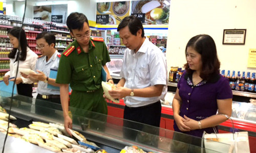 Đoàn kiểm tra liên ngành an toàn thực phẩm thành phố kiểm tra tại siêu thị Fivimart (81 Vũ Trọng Phụng, quận Thanh Xuân).