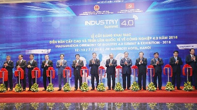 Thủ tướng Nguyễn Xuân Phúc và các đại biểu cắt băng khai mạc triển lãm.