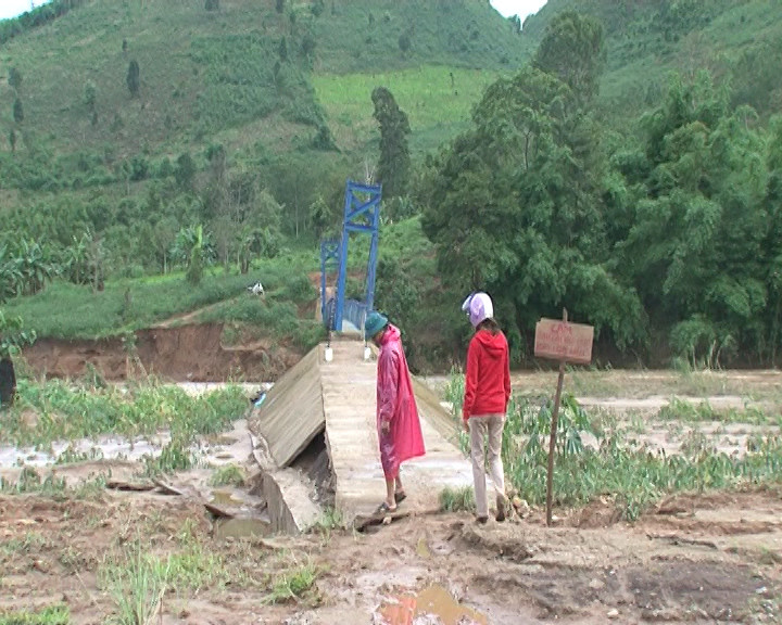 Cầu treo vừa đưa vào sử dung đã hư hỏng (ảnh Đức Thắng)