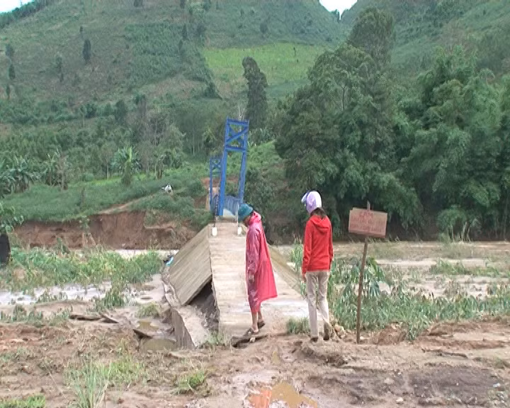 Cầu treo vừa đưa vào sử dung đã hư hỏng (ảnh Đức Thắng)
