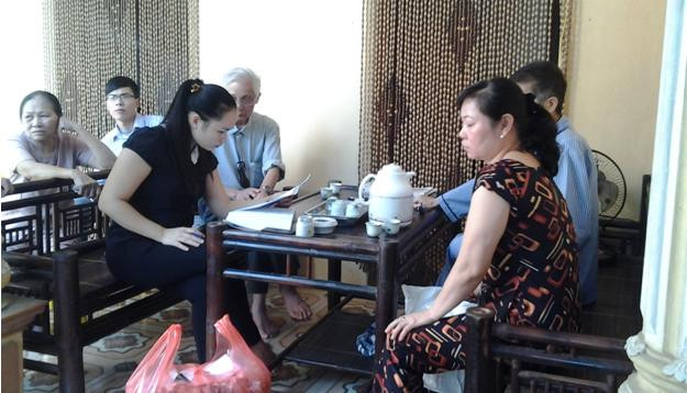 Lương y Hiền đang đọc bệnh án của bệnh nhân