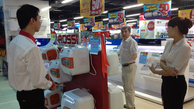 Các trung tâm điện máy, cửa hàng tung ra các chương trình khuyến mại hấp dẫn.