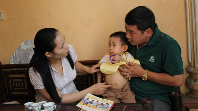 Lương y Hiền đang khám bệnh cho cháu Phạm Hoàng Long