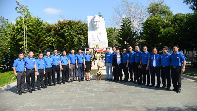 Đoàn đại biểu dâng hoa cố Thủ tướng Võ Văn Kiệt