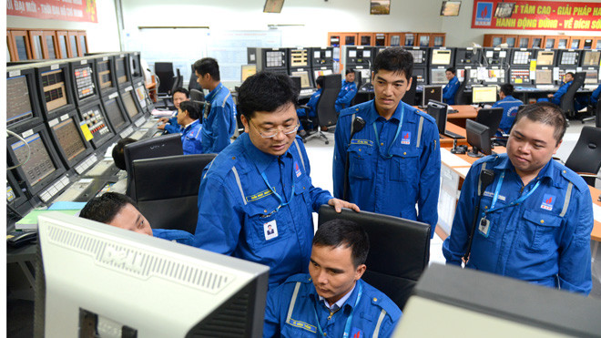 Tổng giám đốc BSR Trần Ngọc Nguyên và kỹ sư trên công trường