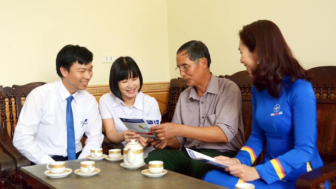 Cán bộ, nhân viên Trung tâm CSKH của ngành Điện đến tận nhà dân hướng dẫn cách gọi điện đến Tổng đài - ảnh Minh Tâm