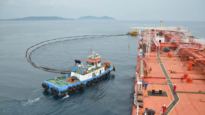 Hoạt động nhập dầu thô tại phao rót dầu không bến một điểm neo