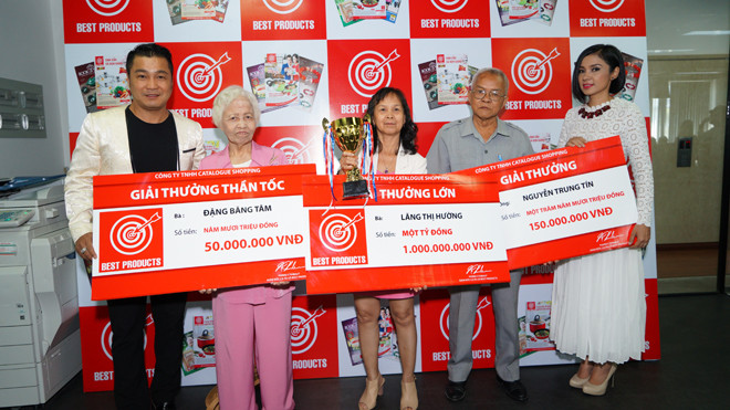 Diễn viên điện ảnh Lý Hùng & Việt Trinh cùng 3 khách hàng thắng giải của chương trình “Rút thăm may mắn 2016-4