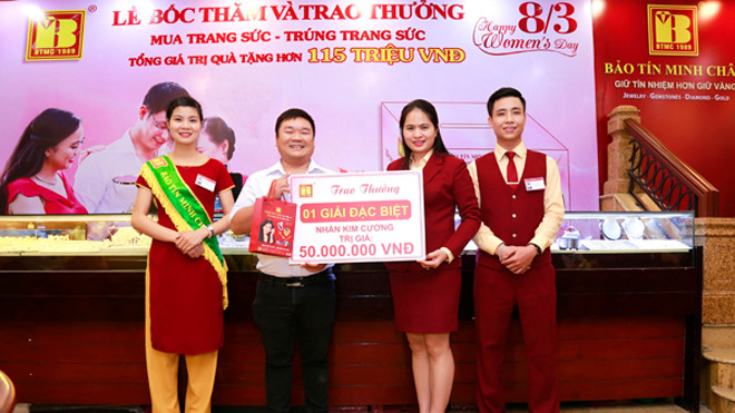 Bảo Tín Minh Châu trao thưởng trang sức cho 17 khách hàng may mắn